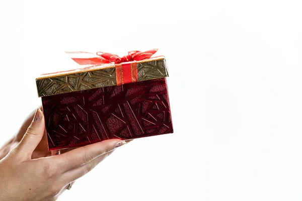 手拿着礼物盒或接受礼物盒 白色背景隔离 — 图库照片
