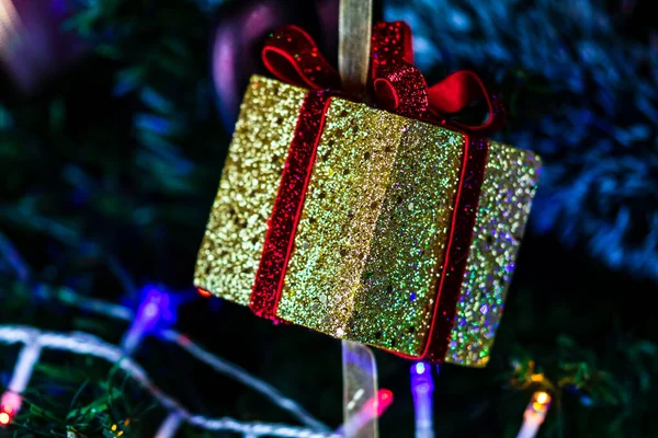 Χριστουγεννιάτικα Στολίδια Έλατο Διακοσμημένο Χριστουγεννιάτικο Δέντρο Κλάδος Fir Χριστουγεννιάτικα Στολίδια — Φωτογραφία Αρχείου