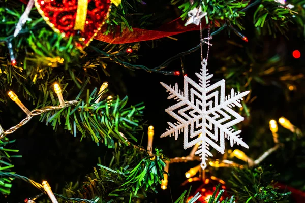 Noel Süslemeleri Köknar Ağacında Madalyalı Noel Ağacı Noel Süslemeleri Olan — Stok fotoğraf