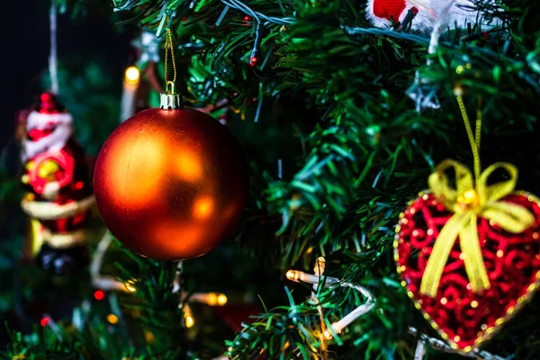 Karácsonyi Díszek Lógnak Fenyőfán Díszített Karácsonyfa Fir Karácsonyi Baubles Dekoráció — Stock Fotó