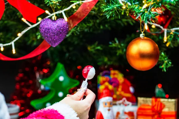 Noel ağacının altında Noel hediyeleri