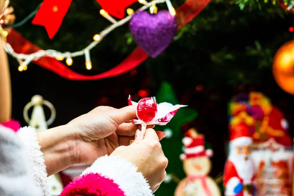 Noel ağacının altındaki şekerler. Bükreş, Romanya 'da Noel süslemeleri konsepti, 2022