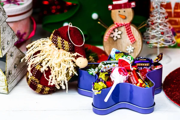 Noel ağacının altındaki şekerler. Bükreş, Romanya 'da Noel süslemeleri konsepti, 2022