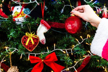 Noel ağacı süslemek, köknar dallarına Noel süslemeleri yapmak. Noel süslemeleri.