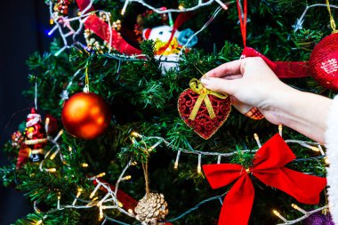 Noel ağacı süslemek, köknar dallarına Noel süslemeleri yapmak. Noel süslemeleri.