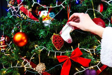 Noel ağacı süslemek, köknar dallarına Noel süslemeleri yapmak. Noel süslemeleri.