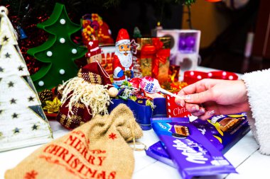 Noel ağacının altındaki şekerler. Bükreş, Romanya 'da Noel süslemeleri konsepti, 2022