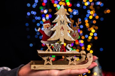 Bokeh lambalarına karşı Noel süslemesi yapmak