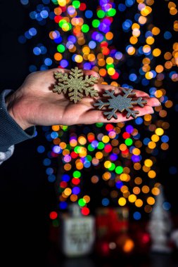Arka planda bulanık ışıklarla izole edilmiş bir Noel süsü var. Aralık sezonu, Noel kompozisyonu.