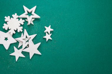 Aralık sezonu için fotokopi alanı olan en iyi manzara. Parlak süslemeler ve süslemelerle Noel kompozisyonu.