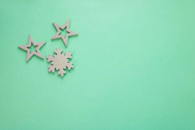 Parıldayan yıldızlar ve bir Noel kompozisyonunda kar tanesi. Aralık sezonu için kopyalama alanı olan en üstteki görünüm.