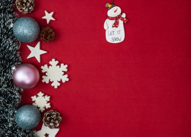 Noel süsleri ve süslemelerle süslenmiş kırmızı Noel arkaplanı. Noel kompozisyonunu kopyalamak için üst görünüm.