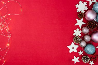 Noel süsleri ve süslemelerle süslenmiş kırmızı Noel arkaplanı. Noel kompozisyonunu kopyalamak için üst görünüm.