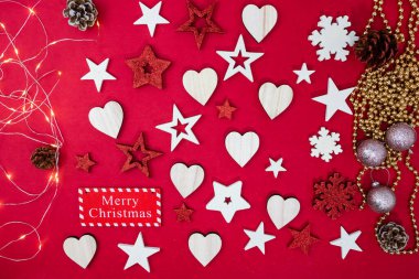 Noel süsleri ve süslemelerle süslenmiş kırmızı Noel arkaplanı. Noel kompozisyonunu kopyalamak için üst görünüm.