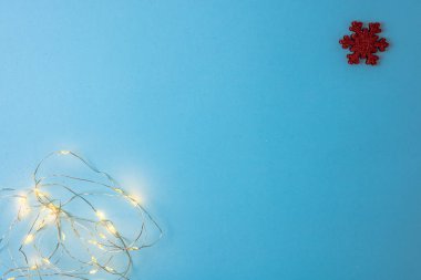 Noel süsleri ve süslemelerle süslenmiş bir Noel arkaplanı. Noel kompozisyonunu kopyalamak için üst görünüm.