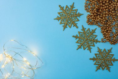 Noel süsleri ve süslemelerle süslenmiş bir Noel arkaplanı. Noel kompozisyonunu kopyalamak için üst görünüm.