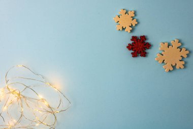 Noel süsleri ve süslemelerle süslenmiş bir Noel arkaplanı. Noel kompozisyonunu kopyalamak için üst görünüm.