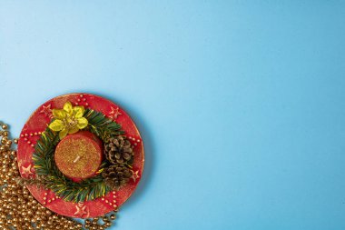 Noel süsleri ve süslemelerle süslenmiş bir Noel arkaplanı. Noel kompozisyonunu kopyalamak için üst görünüm.