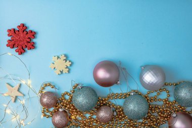 Noel süsleri ve süslemelerle süslenmiş bir Noel arkaplanı. Noel kompozisyonunu kopyalamak için üst görünüm.