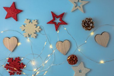 Noel süsleri ve süslemelerle süslenmiş bir Noel arkaplanı. Noel kompozisyonunu kopyalamak için üst görünüm.