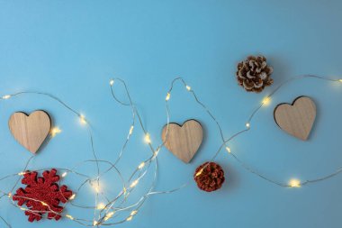 Noel süsleri ve süslemelerle süslenmiş bir Noel arkaplanı. Noel kompozisyonunu kopyalamak için üst görünüm.