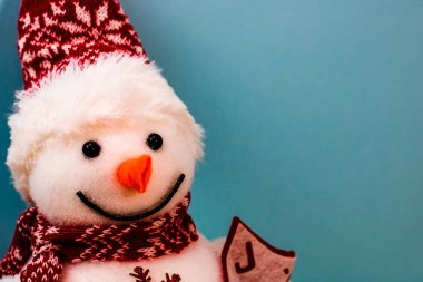 Kardan adam heykelciği detaylara yakından bakıyor. Noel kompozisyonu, mevsimlik dekorasyon ve süslemeler, Noel havası..