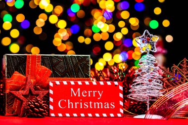 Noel süslemeleri, Noel ve yeni yıl tatilleri arka plan, Noel süsleri ve bulanık ışıklar ile kış sezonu