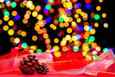 Noel süslemeleri, Noel ve yeni yıl tatilleri arka plan, Noel süsleri ve bulanık ışıklar ile kış sezonu