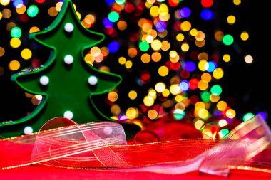 Noel süslemeleri, Noel ve yeni yıl tatilleri arka plan, Noel süsleri ve bulanık ışıklar ile kış sezonu