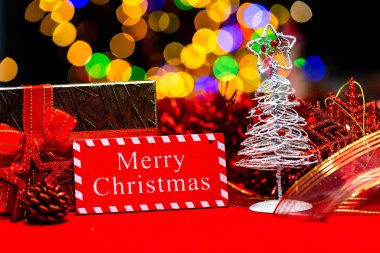 Noel süslemeleri, Noel ve yeni yıl tatilleri arka plan, Noel süsleri ve bulanık ışıklar ile kış sezonu