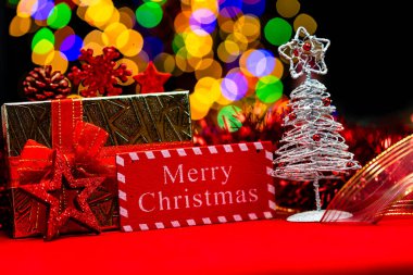 Noel süslemeleri, Noel ve yeni yıl tatilleri arka plan, Noel süsleri ve bulanık ışıklar ile kış sezonu