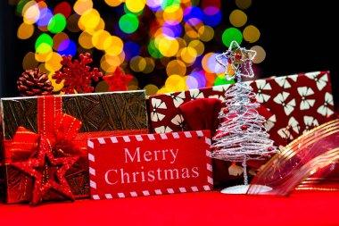 Noel süslemeleri, Noel ve yeni yıl tatilleri arka plan, Noel süsleri ve bulanık ışıklar ile kış sezonu