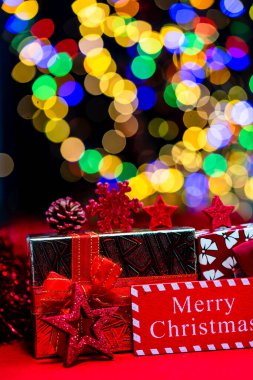 Noel süslemeleri, Noel ve yeni yıl tatilleri arka plan, Noel süsleri ve bulanık ışıklar ile kış sezonu