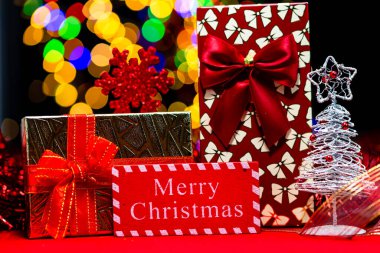 Noel süslemeleri, Noel ve yeni yıl tatilleri arka plan, Noel süsleri ve bulanık ışıklar ile kış sezonu