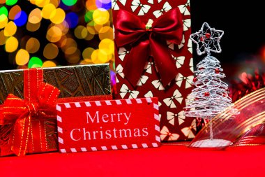 Noel süslemeleri, Noel ve yeni yıl tatilleri arka plan, Noel süsleri ve bulanık ışıklar ile kış sezonu