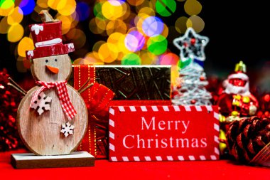 Noel süslemeleri, Noel ve yeni yıl tatilleri arka plan, Noel süsleri ve bulanık ışıklar ile kış sezonu