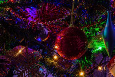 Noel ağacında Noel ışıklarıyla süslenmiş.