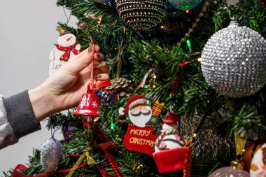Noel ağacına Noel süsleri ve süsleri asmak