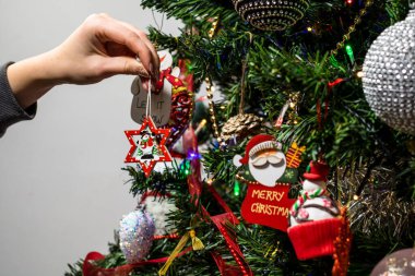 Noel ağacına Noel süsleri ve süsleri asmak