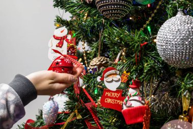 Noel ağacına Noel süsleri ve süsleri asmak