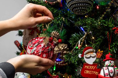 Noel ağacına Noel süsleri ve süsleri asmak