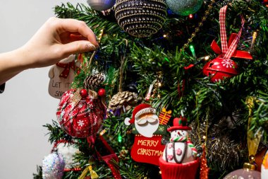 Noel ağacına Noel süsleri ve süsleri asmak