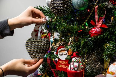 Noel ağacına Noel süsleri ve süsleri asmak