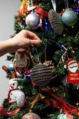 Noel ağacına Noel süsleri ve süsleri asmak