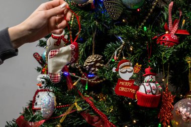 Noel ağacına Noel süsleri ve süsleri asmak