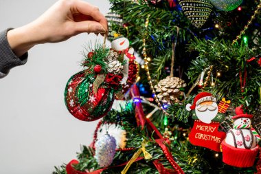 Noel ağacına Noel süsleri ve süsleri asmak