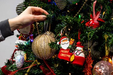 Noel ağacına Noel süsleri ve süsleri asmak