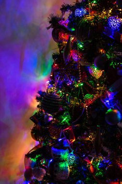 Işıkları ve süslemeleri olan güzel Noel ağacı