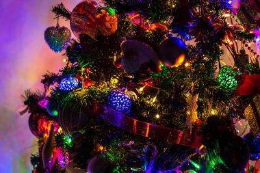 Işıkları ve süslemeleri olan güzel Noel ağacı