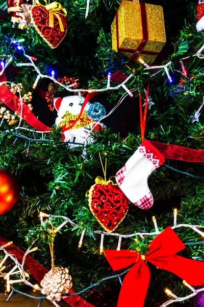 Weihnachtsschmuck Tannenbaum Geschmückter Weihnachtsbaum Tannenzweig Mit Christbaumschmuck — Stockfoto